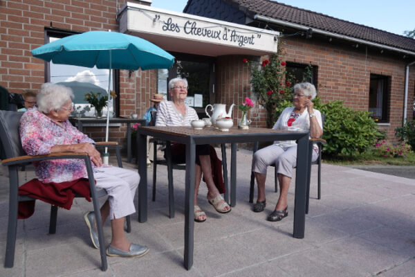 Les Cheveux d'Argent- Terrasse groupe de femmes âgées assises - Maison de repos Résidences services Jalhay