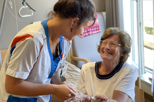 Les Récollets - Chambre avec 2 personnes qui sourient- maison de repos - Buvrinnes