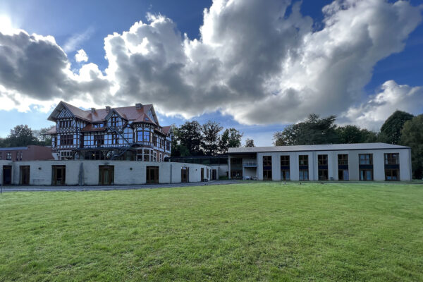 Château sous Bois - Jardin Façade arrière - maison de repos - Spa